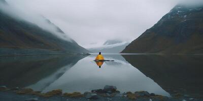 Reise Mann Kap Wandern Freiheit Berg See Natur zurück Gelb Wasser. generativ ai. foto