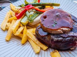 Steak mit Pommes und Foie foto