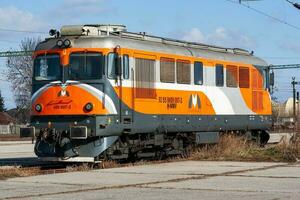 mmv Magyar Maganvasut Zug beim Bahnhof. Eisenbahn Transport und Versand. International Zug Transport. foto