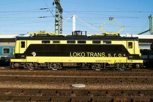 International Zug Transport. Lokomotive Zug beim Bahnhof. global Eisenbahn Transport und Versand. foto