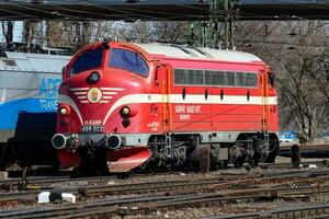 International Zug Transport. Lokomotive Zug beim Bahnhof. global Eisenbahn Transport und Versand. foto