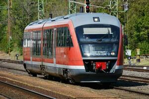 International und regional Eisenbahn Transport. Passagier Fracht Zug einstellen beim Bahnhof. Öffentlichkeit Transport. foto