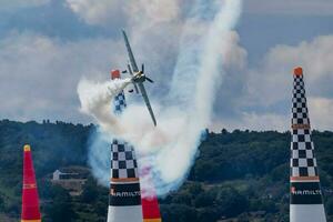 rot Stier Luft Rennen 2019 Herausforderer Klasse zivko Kante 540 Flugzeug Über See balaton beim Zamardi Stadt foto