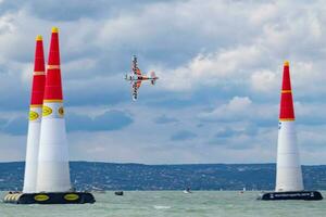 Juan velarde mit n26ve zivko Kante 540 fliegend Über See balaton beim Zamardi Stadt zum rot Stier Luft Rennen 2019 foto