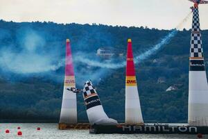 Martin Sonka mit n806pb zivko Kante 540 Pylon schlagen und fliegend Über See balaton beim Zamardi Stadt zum rot Stier Luft Rennen 2019 foto