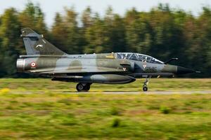 Militär- Kämpfer Jet Flugzeug beim Luft Base. Luft Macht Flug Betrieb. Luftfahrt und Flugzeug. Luft Verteidigung. Militär- Industrie. foto