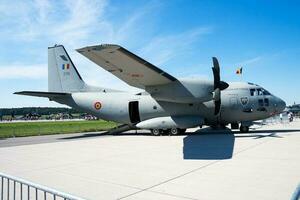 Militär- Transport Flugzeug beim Luft Base. Luft Macht Flug Betrieb. Luftfahrt und Flugzeug. Luft Aufzug. Militär- Industrie. fliegen und fliegend. foto