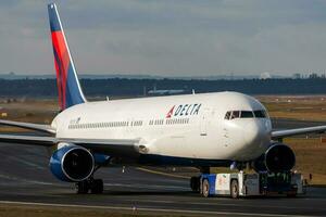 Delta Fluggesellschaften boeing 767-300 n1201p Passagier Flugzeug rollen beim Frankfurt Flughafen foto