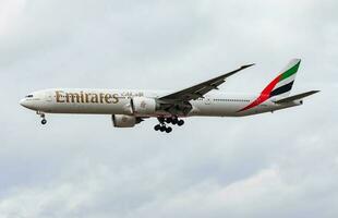 Emirate Fluggesellschaften boeing 777-300er a6-ebj Passagier Flugzeug Landung beim Frankfurt Flughafen foto