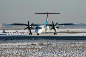 Luxair Bombenschütze dhc-8 q400 lx-lgg Passagier Flugzeug rollen beim Frankfurt Flughafen foto