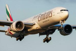 Emirate Fluggesellschaften boeing 777-300er a6-en Passagier Flugzeug Landung beim Frankfurt Flughafen foto