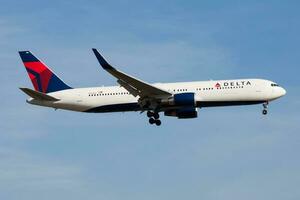 Delta Fluggesellschaften boeing 767-300 n174dz Passagier Flugzeug Landung beim Frankfurt Flughafen foto