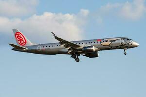 Flyniki Umarmung 190 oe-ihe Passagier Flugzeug Landung beim Frankfurt Flughafen foto