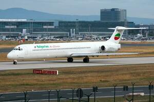 bulgarisch Luft Charta md-82 Passagier Flugzeug rollen beim Frankfurt Flughafen foto