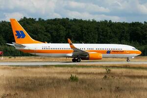 tui Fluggesellschaften Besondere retro Lackierung boeing 737-800 d-atuf Passagier Flugzeug Abfahrt beim Frankfurt Flughafen foto