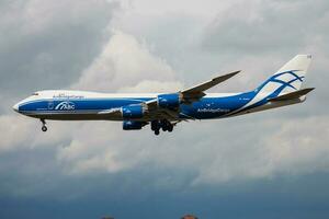 Luftbrückenfracht Fluggesellschaften boeing 747-8 vq-blq Ladung Flugzeug Landung beim Frankfurt Flughafen foto