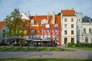schön Aussicht von farbig Häuser im livu Platz im Riga, Lettland foto