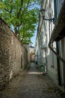 eng Straße im alt Stadt, Dorf von Tallinn foto