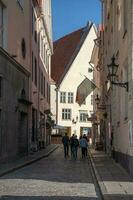 eng Straße im alt Stadt, Dorf von Tallinn foto