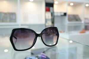 schwarz Sonnenbrille auf Tabelle im optisch Geschäft foto