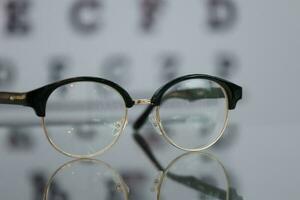 Brille auf ein Tabelle Glas foto