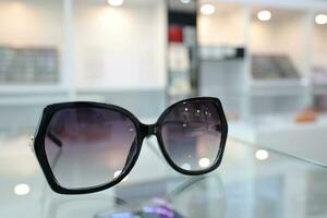 schwarz Sonnenbrille auf Tabelle im optisch Geschäft foto