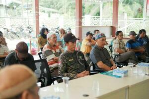 kuaro Kalimantan Timur, Indonesien 6 Juli 2023. ich sah etwas Herren halten ein Treffen im das Dorf foto