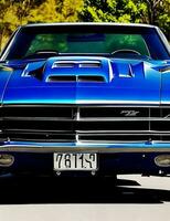 Foto ein Blau und schwarz Muskel Auto mit das Lizenz Teller Das sagt trans auf das Vorderseite.