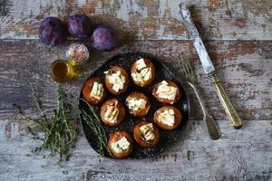 gebackene Pflaumen mit Feta-Käse foto