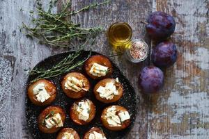 gebackene Pflaumen mit Feta-Käse foto