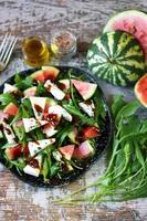 Wassermelonensalat mit Rucola und Gorgonzola-Käse foto