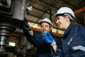 beide von mechanisch Ingenieure sind Überprüfung das Arbeiten Bedingung von ein alt Maschine Das hat gewesen benutzt zum etwas Zeit. im ein Fabrik wo natürlich Licht scheint auf zu das Arbeitsplatz foto