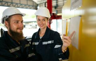 Senior Ingenieur vorstellen Arbeit Verfahren im das schwer Ausrüstung Industrie. zum Auszubildender Ingenieure foto