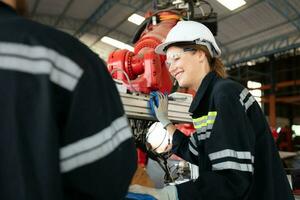 elektrisch Ingenieur mit das Mission von Installation ein Roboter Arm elektrisch System foto