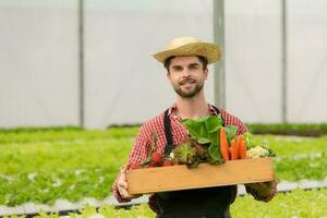 klein Geschäft Besitzer haben organisch Gemüse Gardens, Sie pflücken frisch Gemüse zu liefern zu Verbraucher. foto