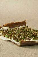 Mikro Grüns von Alfalfa. sprießen Mikrogrün. Konzept von gesund Essen foto