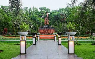 Tasikmalaya, Indonesien, November 20, 2022, mak äh und abdul rozak Monument im tasikmalaya Stadt Park, das Monument war aufgerichtet wie ein bilden von Anerkennung und ihr Kampf wie Bauern foto