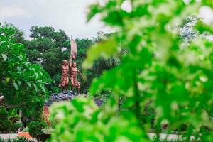 Tasikmalaya, Indonesien, November 20, 2022, mak äh und abdul rozak Monument im tasikmalaya Stadt Park, das Monument war aufgerichtet wie ein bilden von Anerkennung und ihr Kampf wie Bauern foto