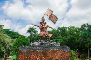 Tasikmalaya, Indonesien, November 20, 2022, mak äh und abdul rozak Monument im tasikmalaya Stadt Park, das Monument war aufgerichtet wie ein bilden von Anerkennung und ihr Kampf wie Bauern foto