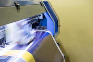 großer Tintenstrahldruckerkopf, der auf Vinylbanner arbeitet foto
