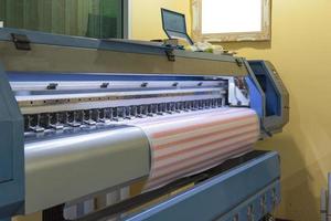 Großformat-Tintenstrahldrucker für Aufkleberbögen mit Branding foto