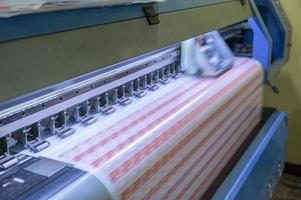 Großformat-Tintenstrahldrucker, der auf Aufkleberbögen arbeitet foto