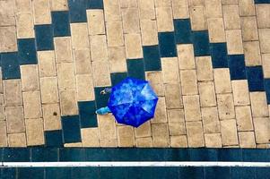 Frau mit Regenschirm an regnerischen Tagen foto
