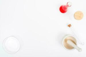 oben Aussicht Wissenschaft Labor Chemie Flasche mit Becher, Flaschen, und Prüfung Röhren gefüllt mit bunt Flüssigkeiten foto