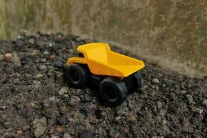 ein Dump LKW auf ein Stapel von Steine und Sand, nach etwas bearbeitet. foto