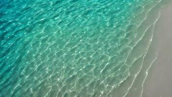 Sommer- klar Wasser, Ufer, Strand, Sonnenlicht, Welligkeit Betrachtung, Transparenz ai generiert foto