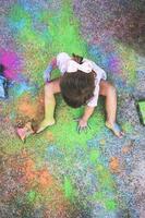 kleines Mädchen schmutzig von Farbe foto