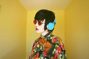 coole androgyne DJ-Frau in leuchtenden Farben foto