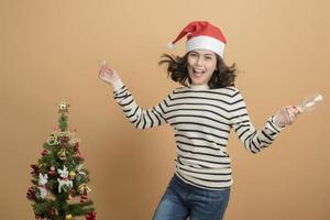 schönes weihnachtsmädchen in weihnachtsmütze mit boxen auf herbsthintergrund foto