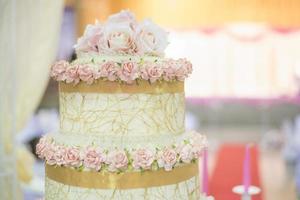 weiße Hochzeitstorte mit Blume foto